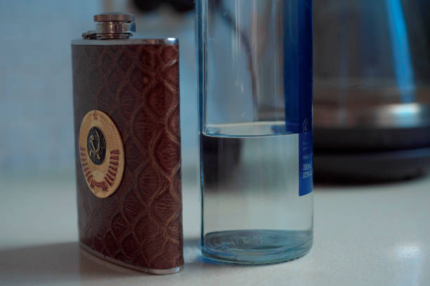 питьевая колба, кожа с гербом ссср и бутылка водки - insulated drink container hip flask alcohol brown стоковые фото и изображения