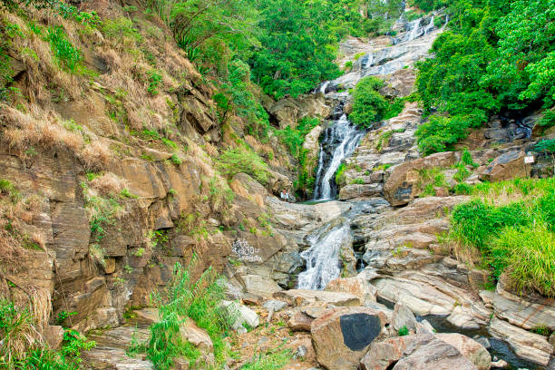 wodospad ravana, wodospad rawana, rezerwat przyrody ravana ella, sri lanka - rawana falls zdjęcia i obrazy z banku zdjęć