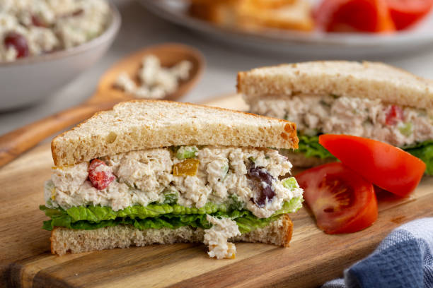 sandwich di insalata di pollo su pane integrale - sandwich salad chicken chicken salad foto e immagini stock