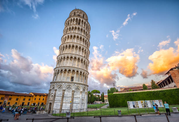 turistas em frente à torre de pisa ao pôr do sol - beautiful happiness horizontal tilt - fotografias e filmes do acervo