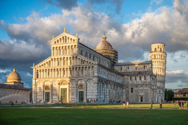 catedral de pisa y torre inclinada de pisa al amanecer. pisa ,región de la toscana, italia - piazza dei miracoli pisa italy tuscany fotografías e imágenes de stock