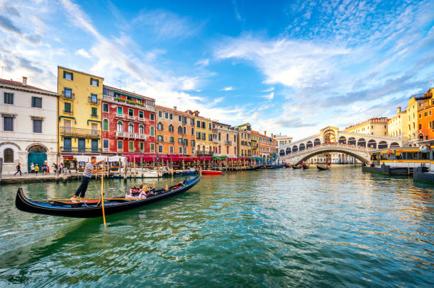 telecabina en canal grande con puente de rialto al atardecer, venecia - venice italy rialto bridge italy gondola fotografías e imágenes de stock