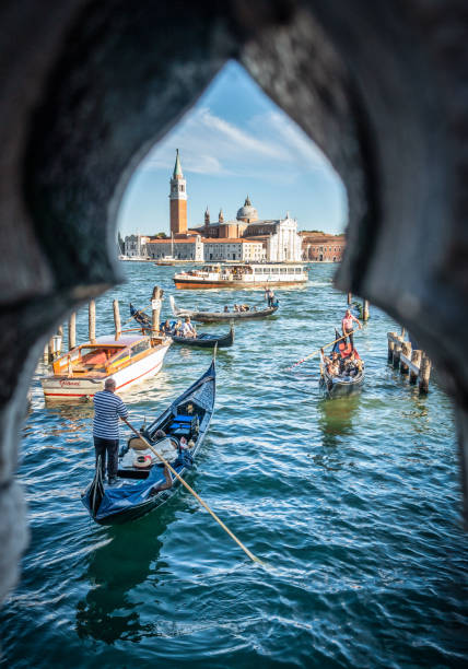 ゴンドラ と サン ジョルジョ マッジョーレ 夕日,ヴェネツィア,イタリア - european culture architecture vertical venice italy ストックフォトと画像