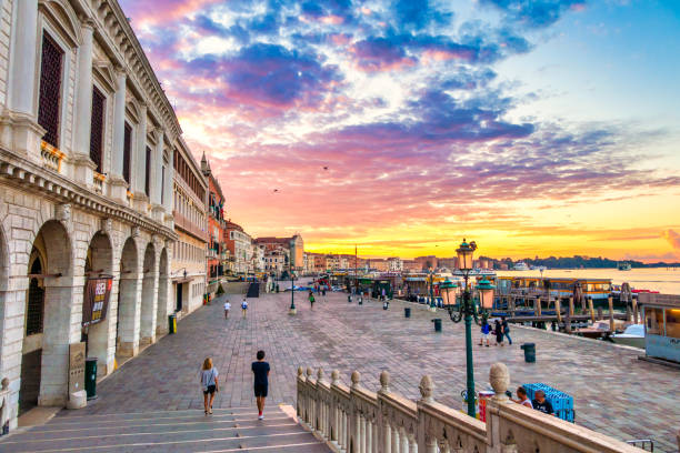 riva dei schiavoni em sunrise, veneza - riva degli schiavoni - fotografias e filmes do acervo