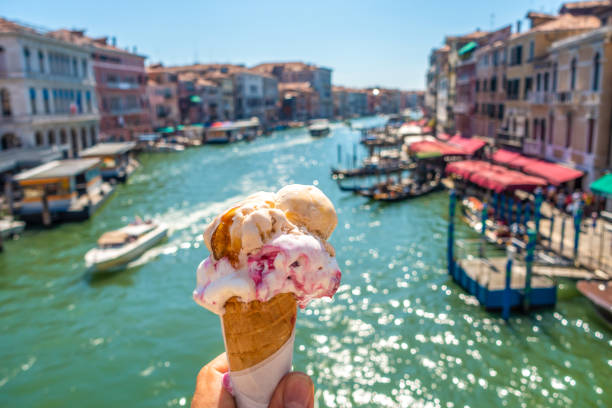 베니스의 거리와 다리 앞와플 콘의 아름답고 맛있는 이탈리아 젤라토 - rialto bridge italy venice italy bridge 뉴스 사진 이미지