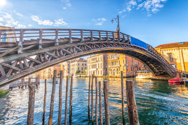 мост понте-дель-академия через гранд-канал в венеции. италия - venice italy beautiful accademia bridge grand canal стоковые фото и изображения