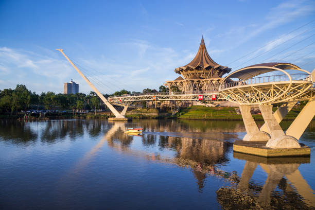 vue de coucher du soleil au bord de l’eau de ville de kuching, île de bornéo, malaisie - kuching photos et images de collection