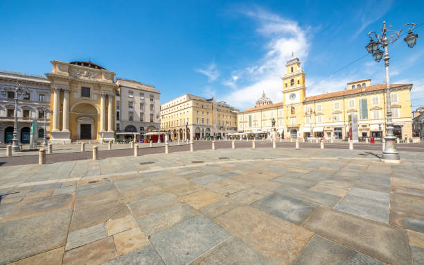 piazza giuseppe garibaldi con palazzo del governatore en parma, italia - parma italia fotografías e imágenes de stock