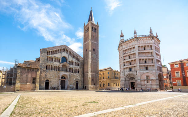 cathédrale et baptistère situées sur la piazza duomo à parme - parme photos et images de collection