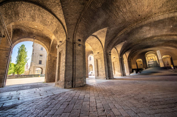 arches dans le palais pilote, parme - parme photos et images de collection