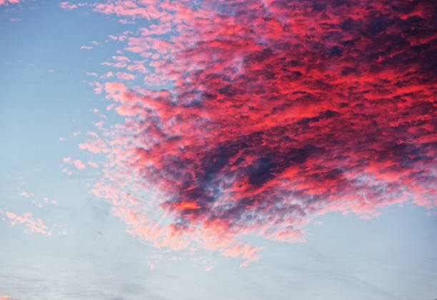 朝の赤い空:日の出によって照らされた珍しい雲の形成の複雑な詳細 - bright brightly lit vibrant color burning ストックフォトと画像