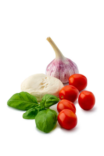 이탈리아 음식: 화이트 배경에 고립 된 카프리스 샐러드 재료 - caprese salad heirloom tomato salad food 뉴스 사진 이미지