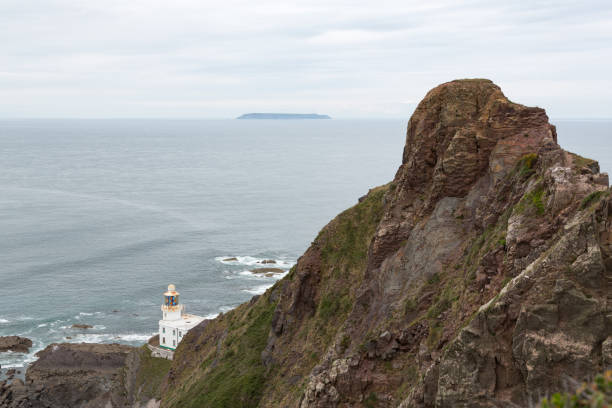 phare de hartland point assis sur des roches à la côte de devon - hartland point lighthouse photos et images de collection