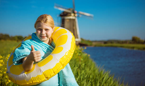 전통적인 풍차에서 자유 시간을 즐기는 네덜란드 여학생 - tranquil scene windmill netherlands dutch culture 뉴스 사진 이미지