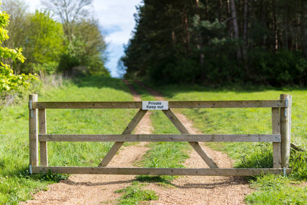 terreni agricoli privati recintati da un grande cancello con un cartello privato che non mostra l'accesso al sentiero rurale - farm gate foto e immagini stock