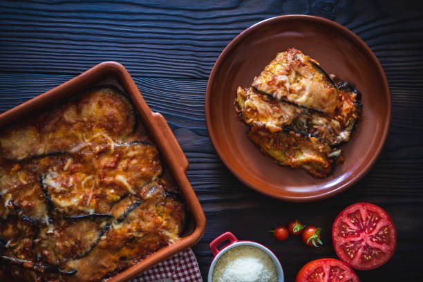 ricetta parmigiano di melanzane anche parmigiana di melanzane - eggplant parmesan cheese baked cheese foto e immagini stock