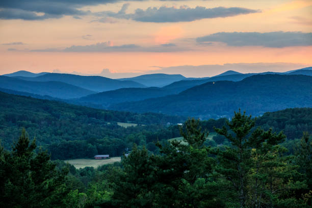 kuvapankkikuvat ja rojaltivapaat kuvat aiheesta auringonlasku vihreiden vuorten yllä ja tähti woodstockin yläpuolella, vermontissa. - quechee