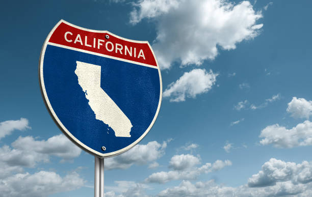 californie - illustration de signe de route d’interstate avec la carte de la californie - california photos et images de collection