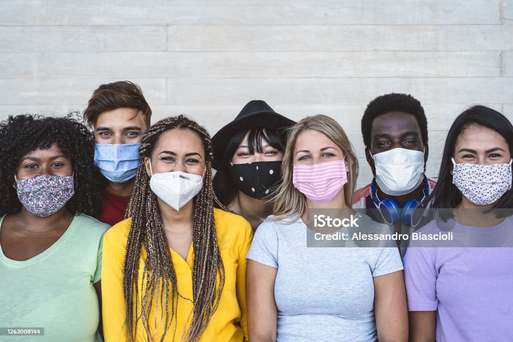 Gruppe junge Menschen tragen Gesichtsmaske zur Verhinderung von Corona-Virus-Ausbruch - Millennial Freunde mit unterschiedlichen Alter und Kultur Porträt - Coronavirus-Krankheit und Jugend multi ethnische Konzept - Lizenzfrei Schutzmaske Stock-Foto