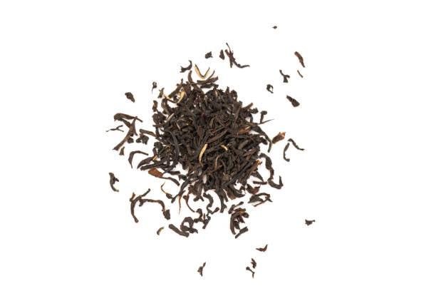 fragrant leaves of black premium dry tea on a white background - dry tea imagens e fotografias de stock