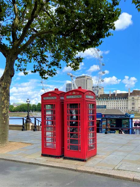 rote telefonzellen und london eye, westminster - city of westminster big ben london england whitehall street stock-fotos und bilder
