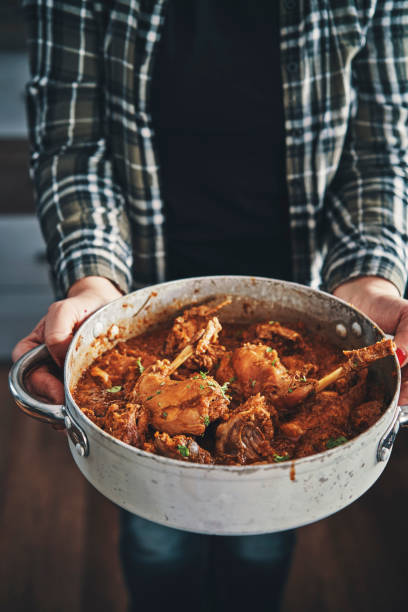 ragoût de lapin avec légumes servis avec des pommes de terre - lapin viande de gibier photos et images de collection