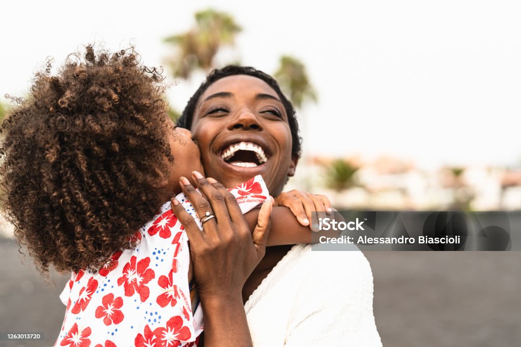 여름 방학 동안 해변에서 행복한 아프리카 가족 - 휴가 시간에 재미를 아프리카 미국 사람들 - 부모는 단합과 여행 라이프 스타일 개념을 사랑 - 로열티 프리 가족 스톡 사진