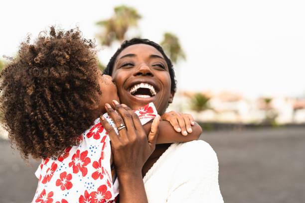 여름 방학 동안 해변에서 행복한 아프리카 가족 - 휴가 시간에 재미를 아프리카 미국 사람들 - 부모는 단합과 여행 라이프 스타일 개념을 사랑 - happy woman 뉴스 사진 이미지