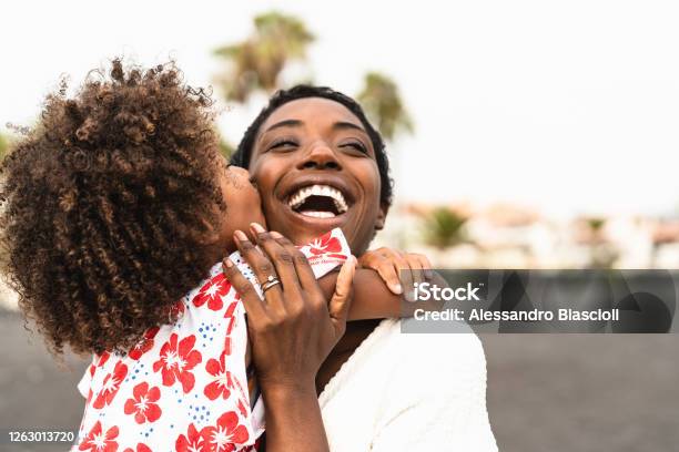 여름 방학 동안 해변에서 행복한 아프리카 가족 휴가 시간에 재미를 아프리카 미국 사람들 부모는 단합과 여행 라이프 스타일 개념을 사랑 가족에 대한 스톡 사진 및 기타 이미지