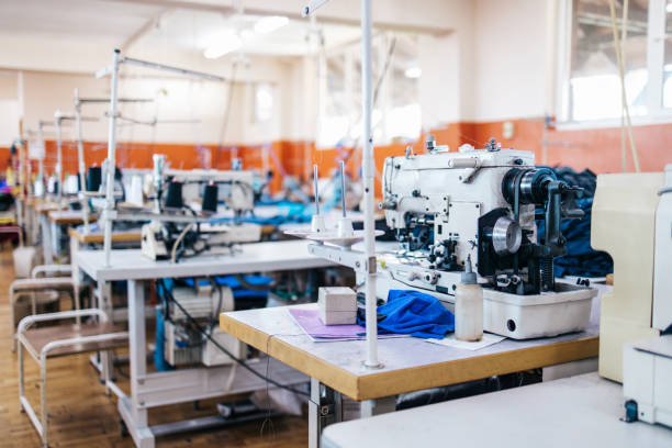 работники текстильной промышленности - factory garment sewing textile стоковые фото и изображения