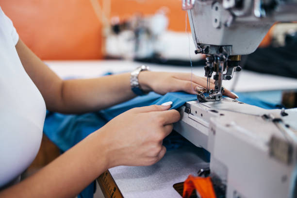 trabajadores de la industria textil - seam needle textile industry thread fotografías e imágenes de stock