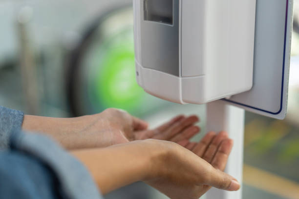 primer plano de la mujer cogiendo de la mano bajo dispensación automática de desinfectante - liquid soap fotografías e imágenes de stock