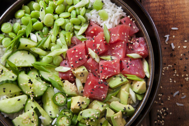 アヒマグロポケ丼、ご飯と野菜 - tuna tuna steak raw freshness ストックフォトと画像