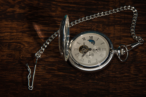 Details of watches and mechanisms for reparation, restoration and maintenance