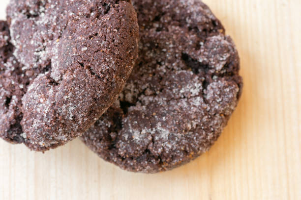 vista ravvicinata dei biscotti al cioccolato su tavolo di legno. biscotti choco appena sfornato. - biscotti cookie morning temptation foto e immagini stock