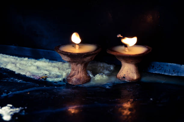 a vela de oração (diyo) é acesa pelos devotos no templo, stupas, bem como igrejas - diyo - fotografias e filmes do acervo