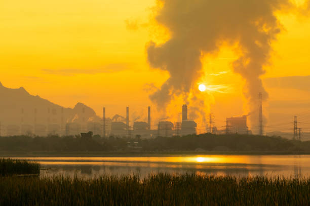 fumaça no ar acima de usinas a carvão. - pollution smoke stack air pollution smoke - fotografias e filmes do acervo