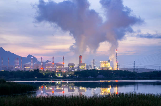 smog en el aire sobre las centrales eléctricas de carbón. - global warming power station smoke stack coal fotografías e imágenes de stock