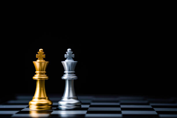 duas arquibancadas de xadrez rei dourado e xadrez rei de prata. vencedor do conceito de planejamento de aliança de negócios e estratégia de marketing. - chess defending chess piece chess board - fotografias e filmes do acervo