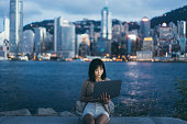 junge-asiatische-frau-mit-laptop-an-der-promenade-des-victoria-hafens-gegen-beleuchtete-hong.jpg?b=1&s=170x170&k=20&c=_HriOPmAreOLfbffYy3at_hjcQL-j1nZhVLNLgLvSJ8=