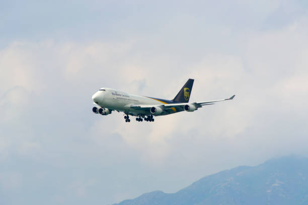 ups airlines b747 leci w niebo - chin ups zdjęcia i obrazy z banku zdjęć