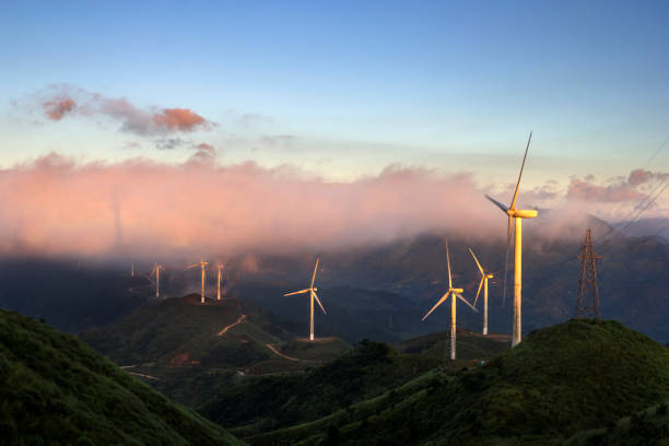 산의 높은 일출과 일몰과 구름의 바다에서 풍력 터빈입니다 - landscape alternative energy scenics farm 뉴스 사진 이미지