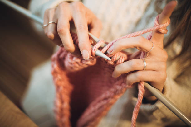 女性の手編みのクローズアップを閉じる - sewing close up pattern wool ストックフォトと画像