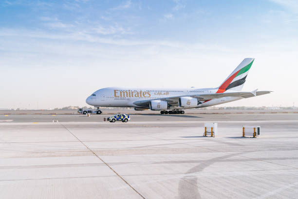 두바이 dxb 공항에 있는 에미레이트 항공 회사의 에어버스 a380 항공기. - airbus a380 뉴스 사진 이미지