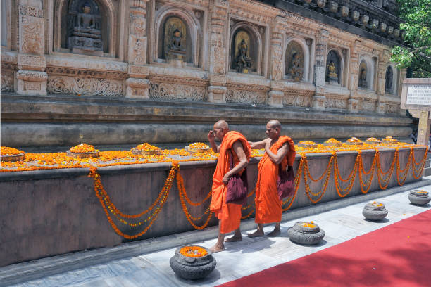 moines priant au temple mahabodhi bodh gaya bihar inde - bodhgaya architecture image human age photos et images de collection