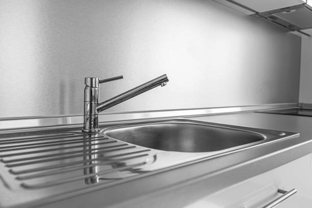 Kitchen sink and faucet on an kitchen worktop.
