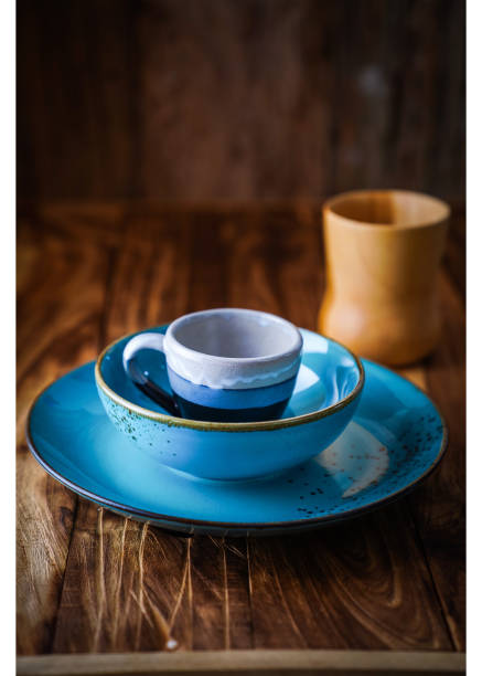 piatto blu e ciotola blu, perfetto per la cena - luxury milk dinner glass foto e immagini stock