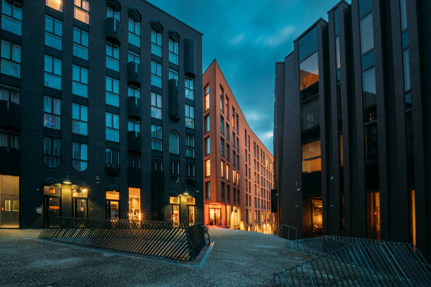 tallin, estonia. vista de la histórica ciudad de rotermann en iluminaciones nocturnas. el barrio de rotermann incluye antiguos edificios industriales con nueva función y arquitectura moderna - building exterior usa night built structure fotografías e imágenes de stock