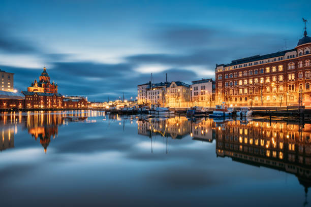 helsinki, finlandia. vista de la calle kanavaranta con la catedral de uspenski y la calle pohjoisranta en iluminaciones nocturnas - catedral de uspenski helsinki fotografías e imágenes de stock