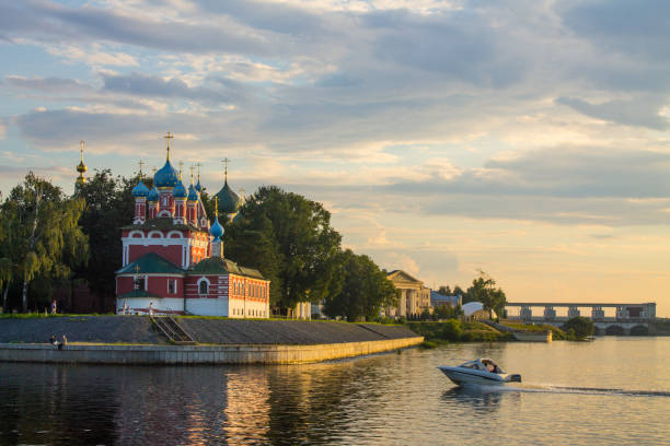 chiesa dello zarevič dmitrij sul sangue sul fiume volga - uglich foto e immagini stock